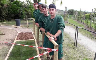 Die vier Auszubildenden zum Fachwerker im Garten und Landschaftsbau Benedikt (19 Jahre), Kevin (21 Jahre), Florian (19 Jahre) und Stefan (19 Jahre) sind stolz auf ihren Barfußpfad (von hinten nach vorne).