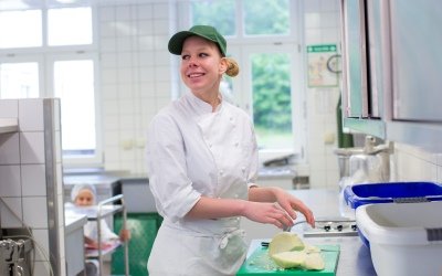 Das Bild zeigt eine junge Frau in der Küche vom Sankt Georg KJF Berufsbildungs- und Jugendhilfezentrum 